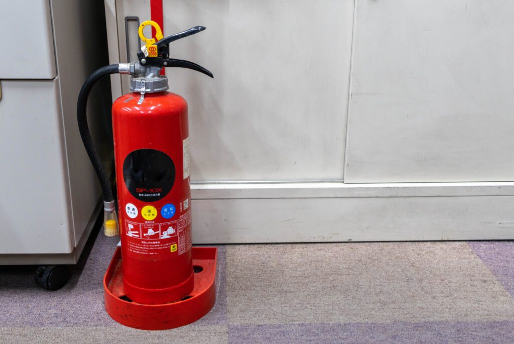 廊下に設置されている消火器具