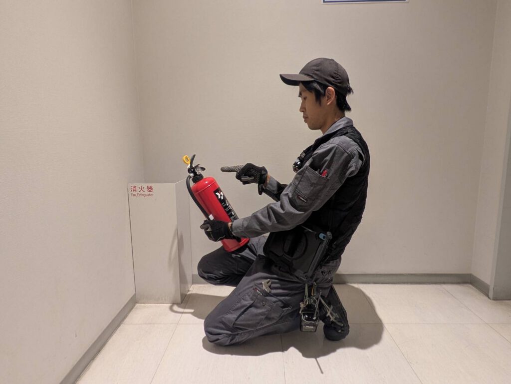消化器の消防設備点検を行っている作業員
